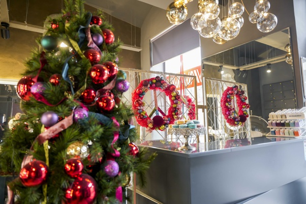 Popularni frizerski salon svojim dekoracijama istaknuo najvažniju želju za Božić